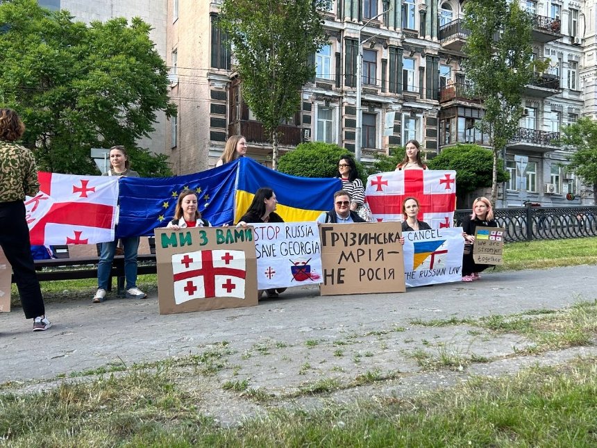 Біля посольства Грузії у Києві проходить акція солідарності з грузинським народом