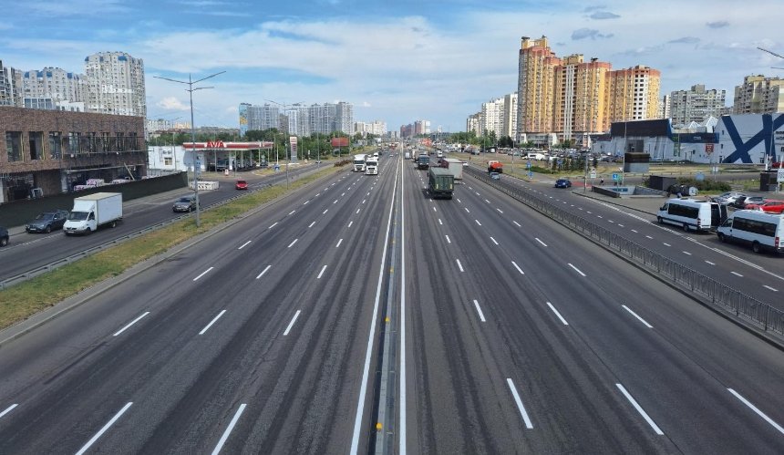 На автошляхах Києва поновлюють дорожню розмітку: де вже виконали роботи