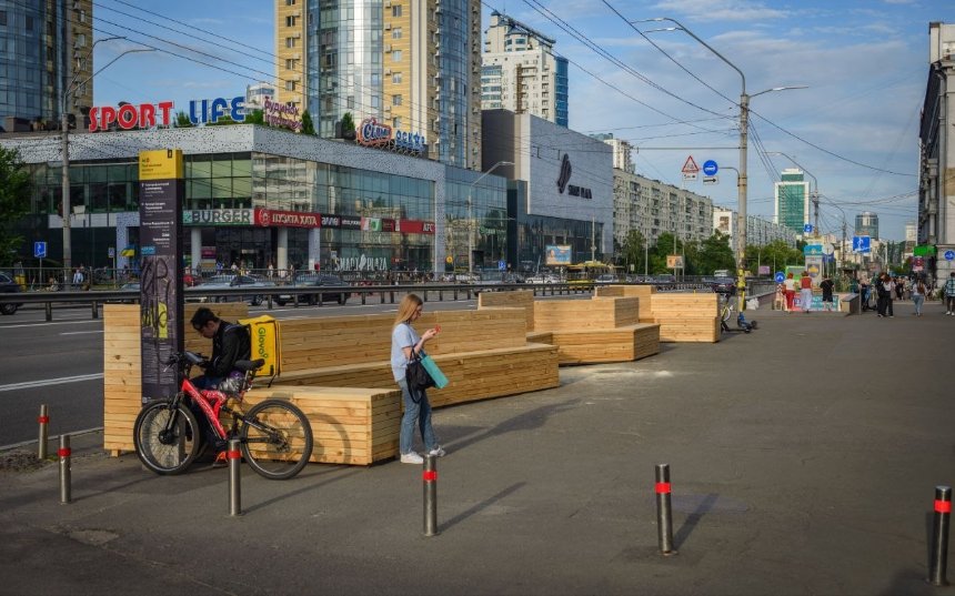 Біля станції метро Політехнічний інститут встановили парклет: в чому його недоліки