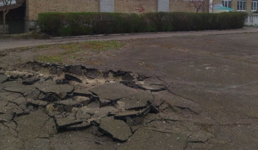 На Київщині подвір'я школи, пошкоджене росіянами, перетворюють на квітучий сквер: фото