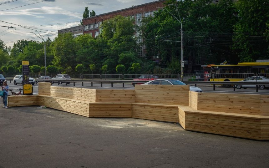 У Києві біля станції метро Політехнічний інститут встановили парклет: в чому його недоліки