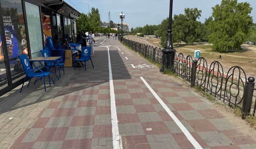 На Оболонській набережній у Києві нанесли розмітку велодоріжки: що з нею не так