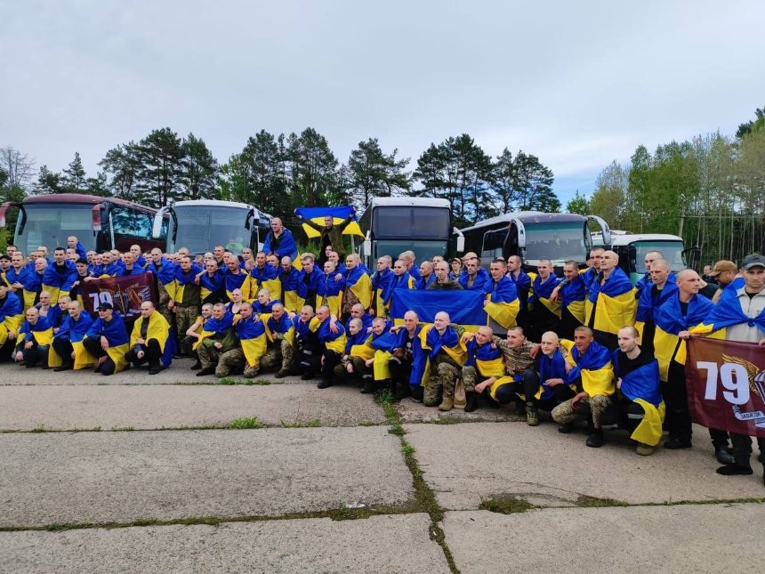Ще 205 українських захисників вдалося повернути з російського полону: фото