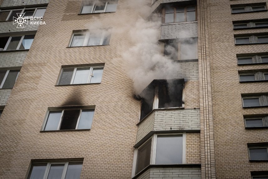 У Святошинському районі Києва з пожежі врятували 6 людей і кота: фото, відео