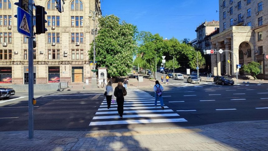У центрі Києва облаштували новий наземний регульований пішохідний перехід: фото