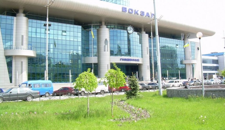 На Центральному вокзалі Києва пересаджують дерева