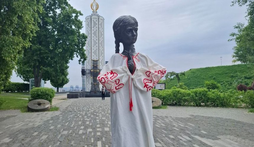 Скульптуру дівчинки біля музею Голодомору одягли у вишиванку на честь свята: фото