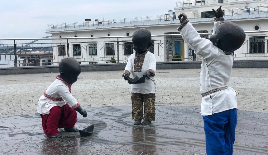 Скульптури малюків-засновників Києва перевдягли до Дня вишиванки: фото