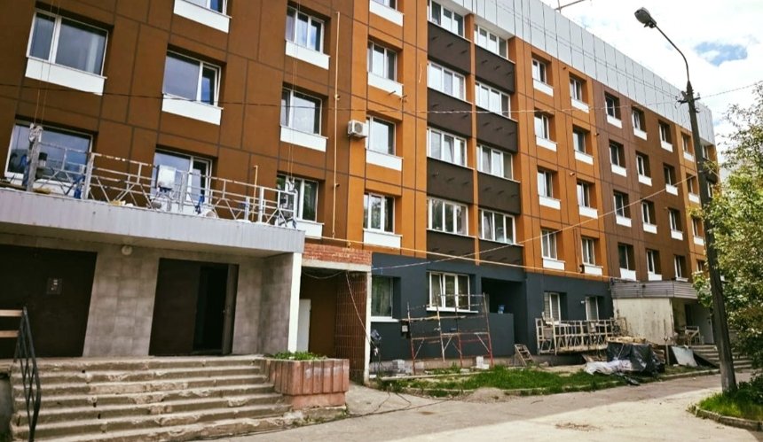 У Бородянці на Київщині відновлюють п’ятиповерхівку, пошкоджену під час бойових дій у 2022 році: фото