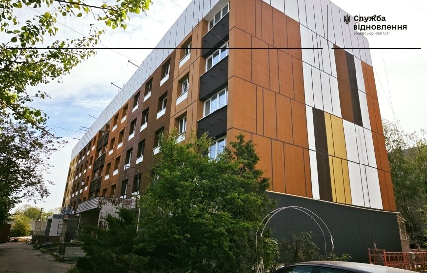 У Бородянці відновлюють п’ятиповерхівку, пошкоджену під час бойових дій в області: фото