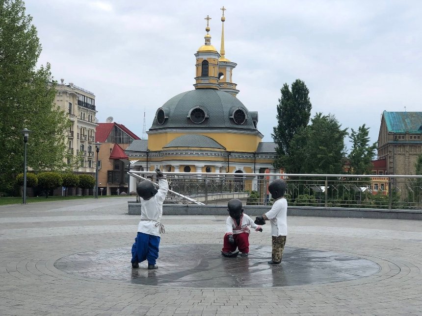 Скульптури малюків-засновників Києва переодягли до Дня вишиванки: фото