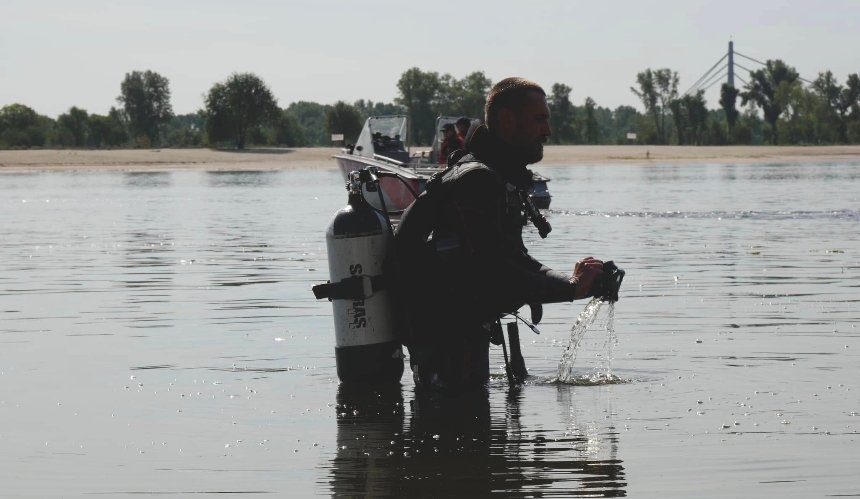 Водолази обстежують та очищають столичні пляжі від небезпечних предметів: відео