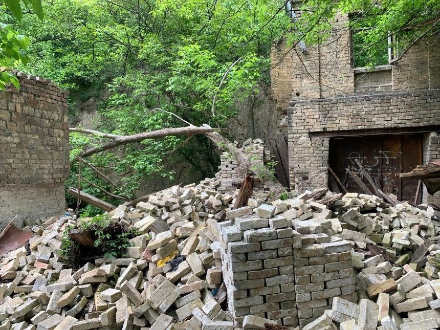 На Вознесенському узвозі у Києві розбирають історичну садибу: фото
