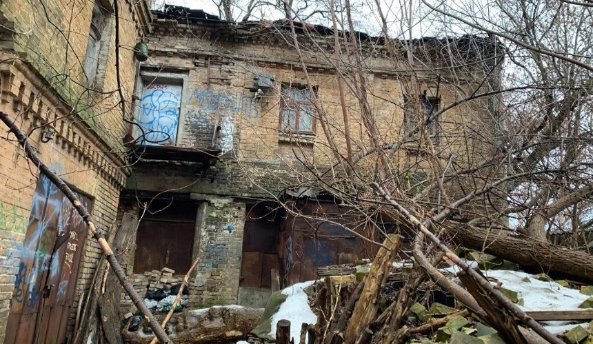 На Вознесенському узвозі у Києві розбирають історичну садибу: фото