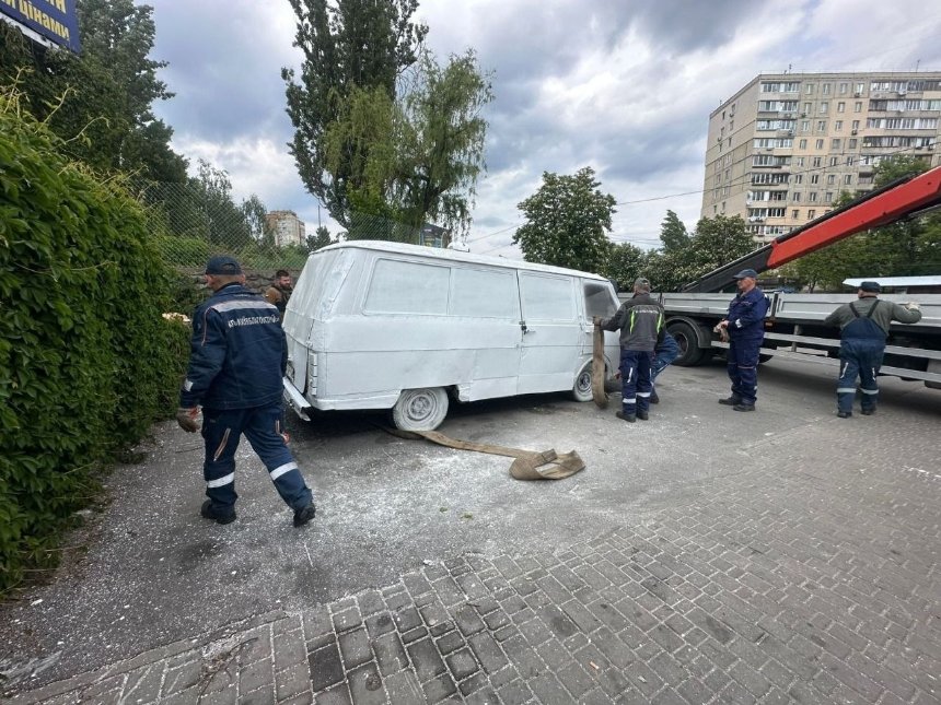 Автолавка-"арт-об’єкт": у Подільському районі прибрали незвичну розфарбовану автівку