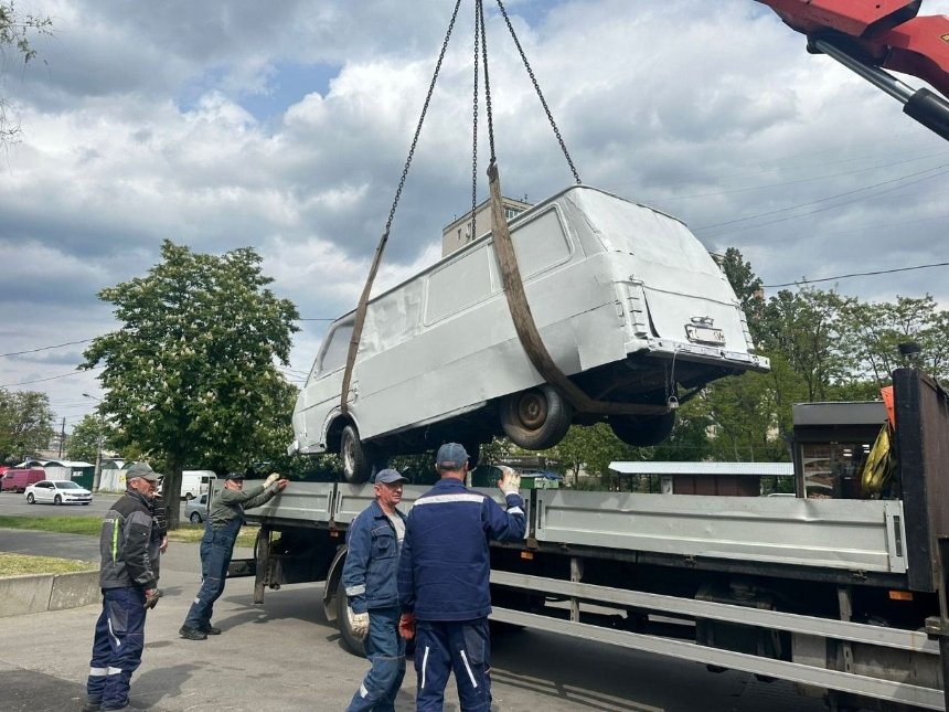 Автолавка-"арт-об’єкт": у Подільському районі прибрали незвичну розфарбовану автівку