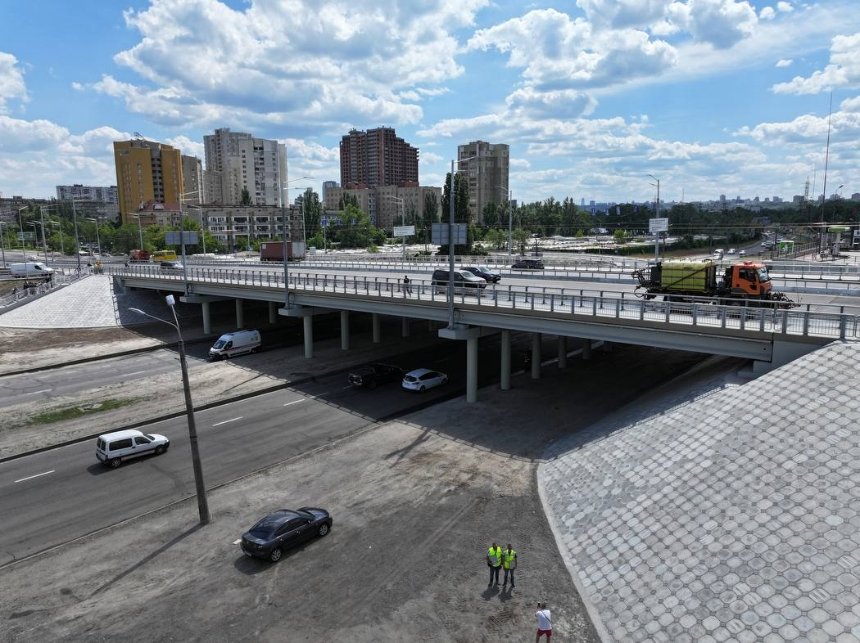 Як виглядає відремонтований шляхопровід на перетині Лугової і Богатирської у Києві: фото