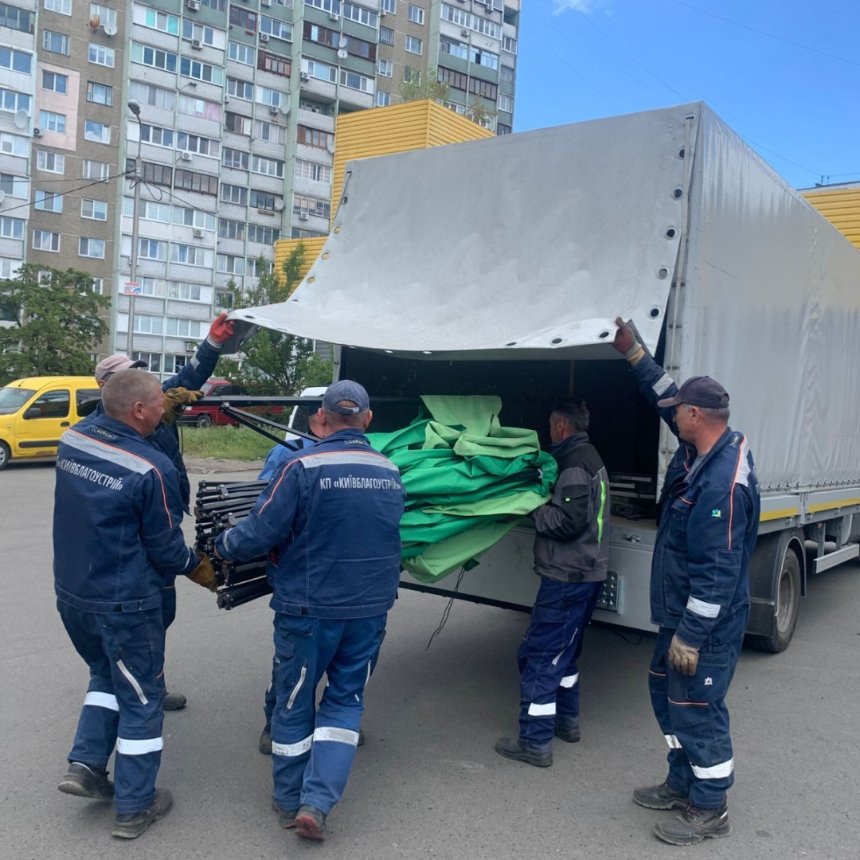 Демонтаж наметів, яток і прилавків: як у Києві борються зі стихійною торгівлею
