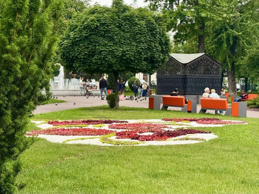 У сквері на Контрактовій в Києві облаштували квітник, натхнений традиційними орнаментами: фото
