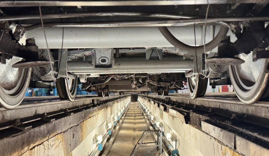 Лабораторія на колесах: як у київському метро перевіряють безпеку колій