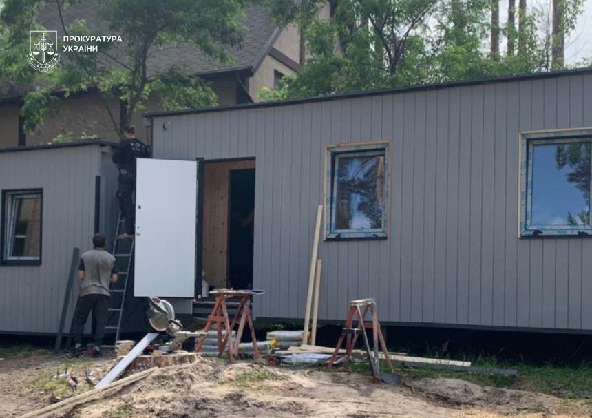 Підприємець привласнив 2 млн грн, за які мав збудувати модульні будинки в Ірпені