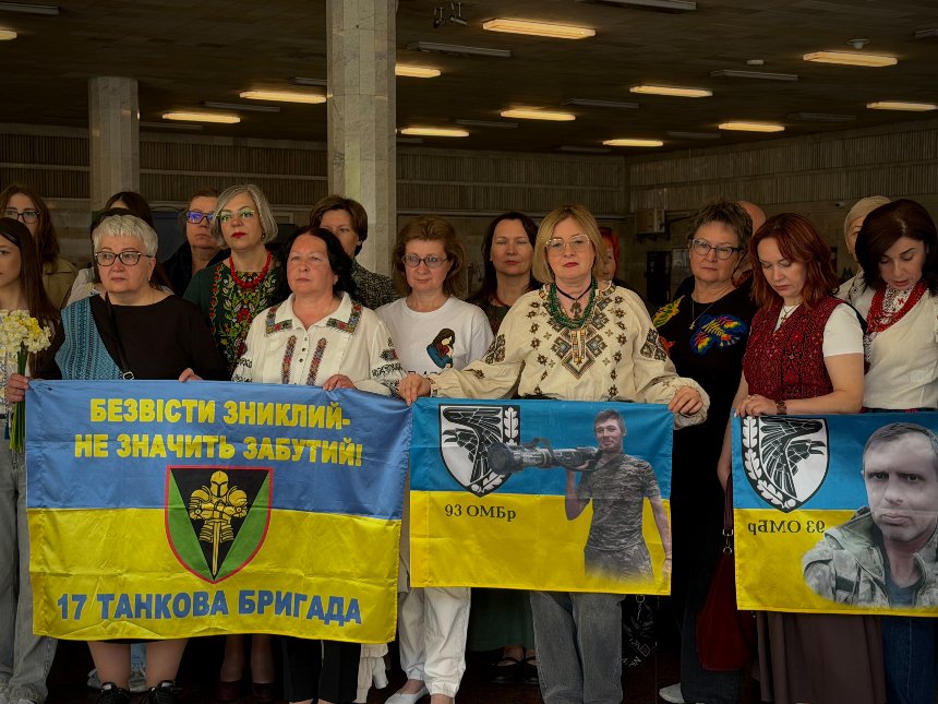 У київському метро презентували фотопроєкт, присвячений дружинам і матерям воїнів