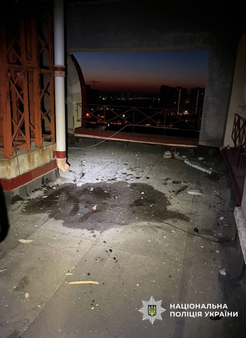 В Оболонському районі уламки дрона пошкодили дах 16-поверхівки