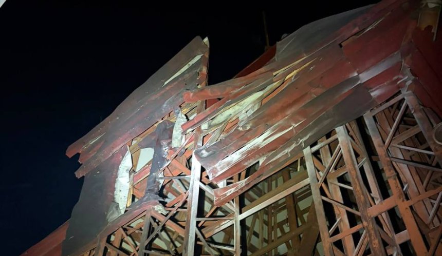 Нічна атака 12 травня: в Оболонському районі уламки дрона пошкодили дах 16-поверхівки
