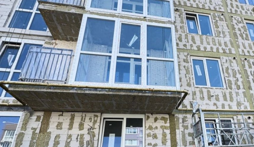 У Бучі відновлюють пошкоджену обстрілами п’ятиповерхівку: що вже зробили