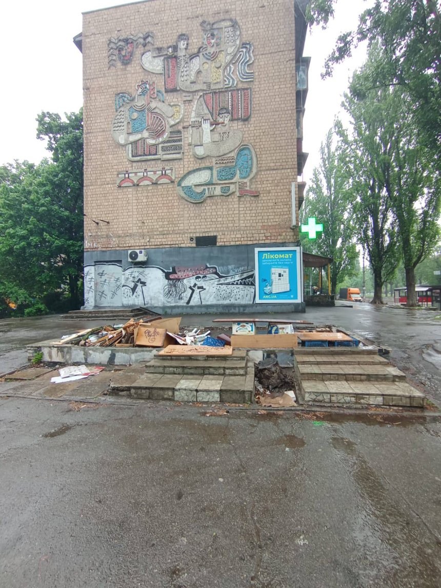 На Відрадному у Києві прибрали кіоски з шаурмою, що ховали історичну мозаїку