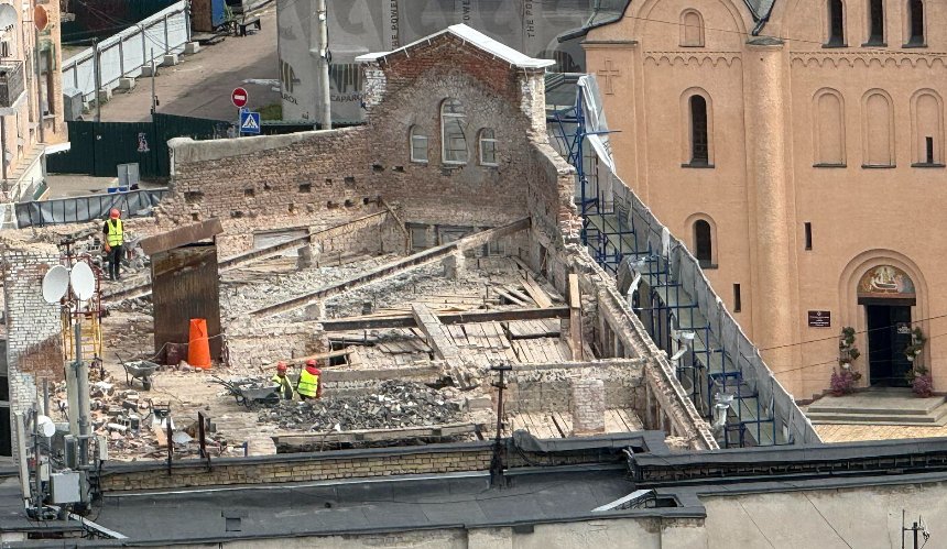 На Подолі продовжують розбирати історичний Будинок Ткацького цеху: фото