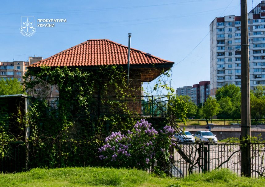 На Троєщині знесуть незаконну автостоянку
