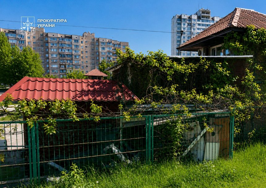 На Троєщині знесуть незаконну автостоянку