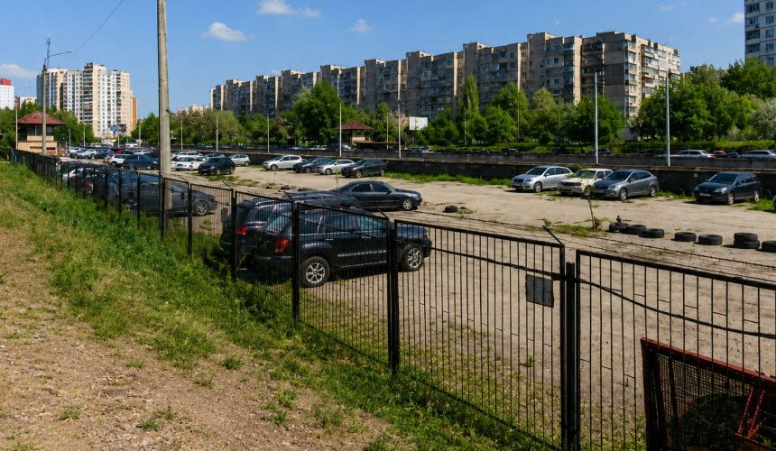 Хотіли привласнити комунальну землю: на Троєщині знесуть незаконну автостоянку
