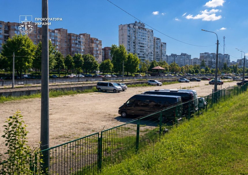 На Троєщині знесуть незаконну автостоянку