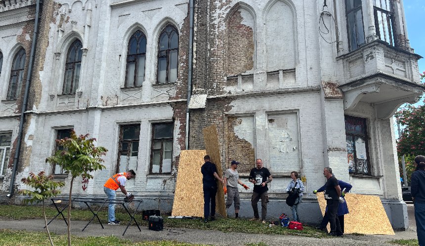 Територію Садиби Терещенків у Києві очистили від сміття та закрили вікна: фото