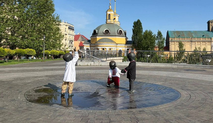 Скульптури малюків-засновників Києва переодягли у вишиванки: фото