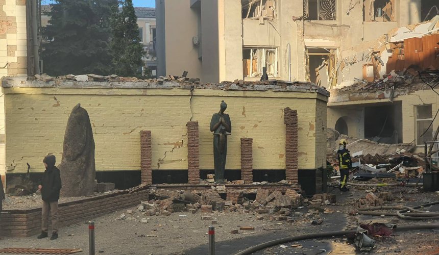 У Києві через нічну атаку рф згорів оновлений музей "Чорнобиль": фото
