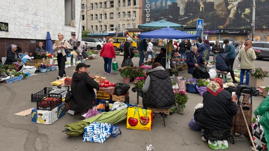 На зруйнований після обстрілу Лук’янівський ринок повертаються продавці