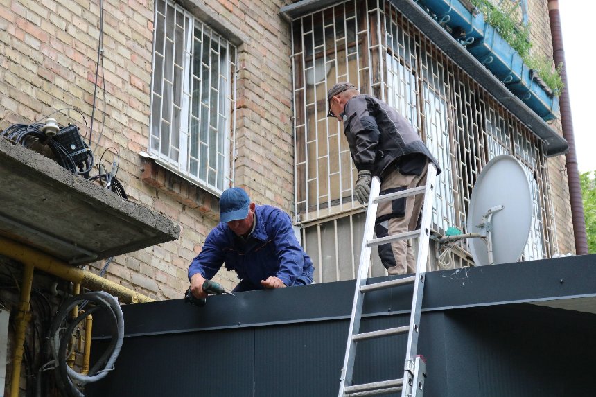 На Печерську демонтували незаконну прибудову до магазину