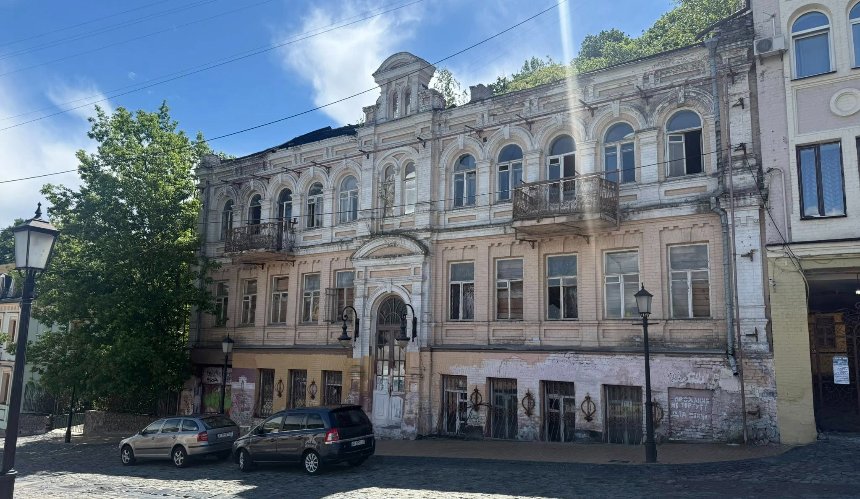 З памʼятки на Андріївському узвозі зняли намальований фасад: що під ним виявилось