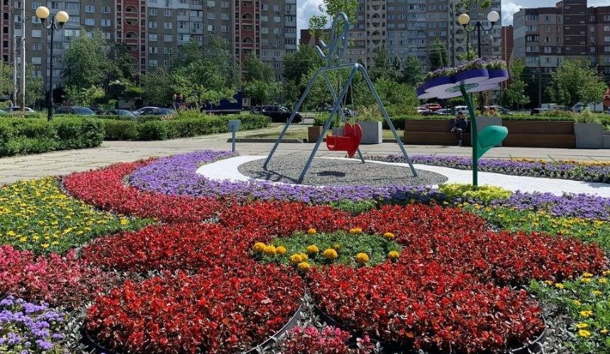До Дня Києва зелені зони прикрасили тематичними квітниками: як вони виглядають