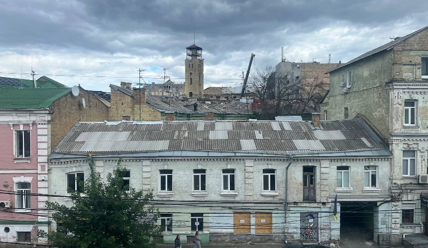 Пошкоджений через обстріл Будинок Солтанова у Києві отримав тимчасовий дах: фото