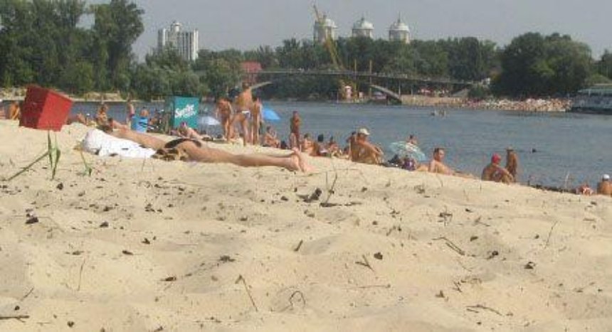 Пляжная эротика Киева: как парни и девушки отдыхают на Оболонской набережной