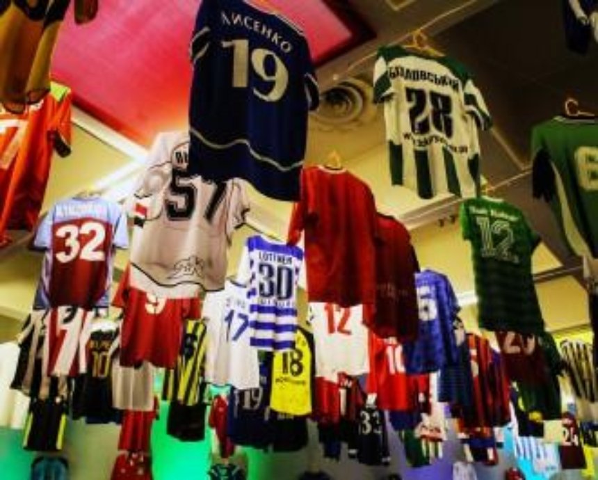 В Киеве открылась самая большая в Европе выставка футболок легендарных игроков
