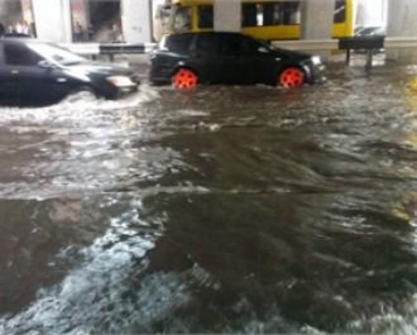 Киевляне о потопе: "Думали, что живем на Левобережке, а оказалось – в Венеции" [фото]