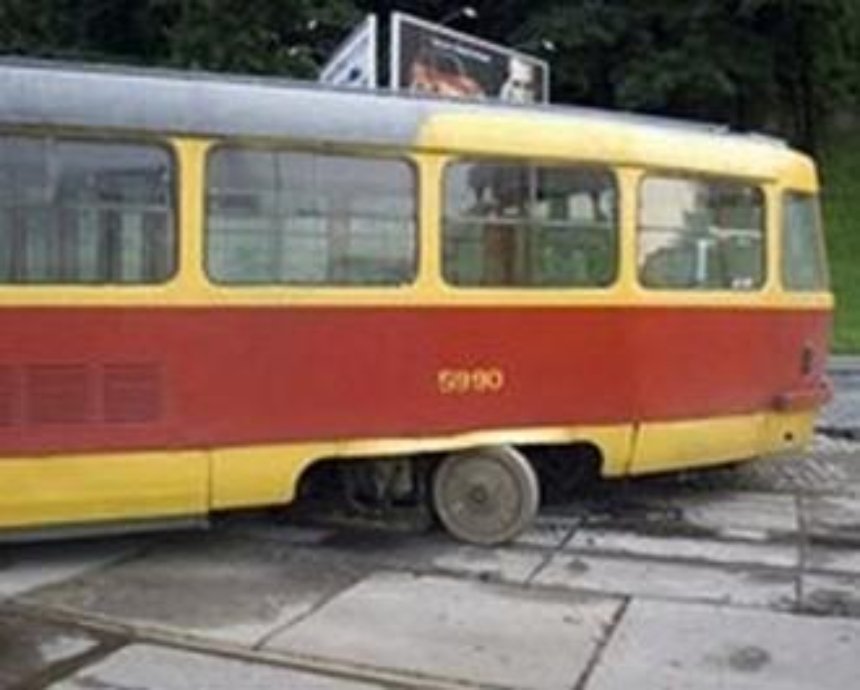 В Киеве с рельс сошел трамвайный вагон