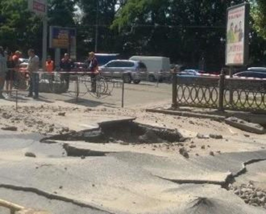 Гигантскую яму на бульваре Шевченко в Киеве будут чинить до четверга
