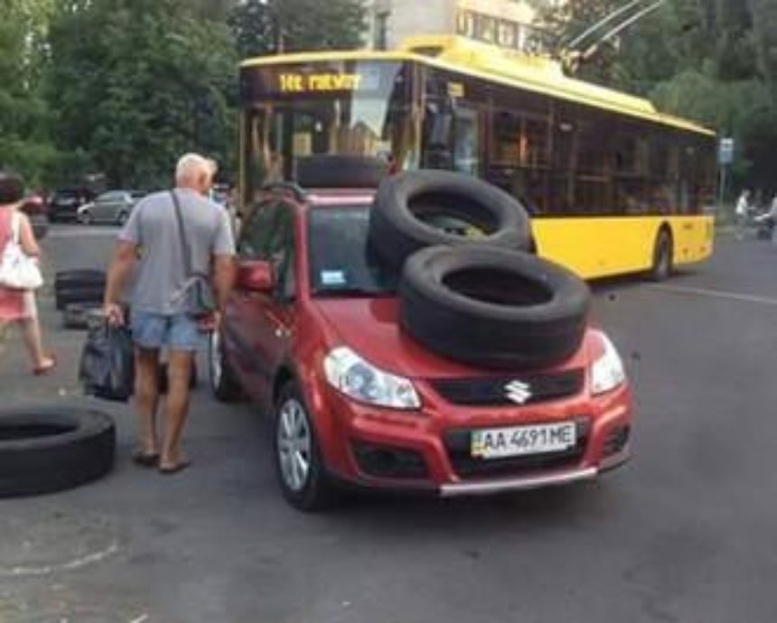 Киевляне проучили водителя, который заблокировал троллейбусы (фото)