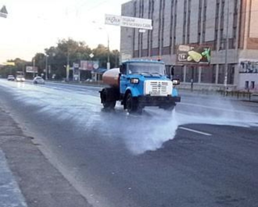 В столице усилили полив дорог